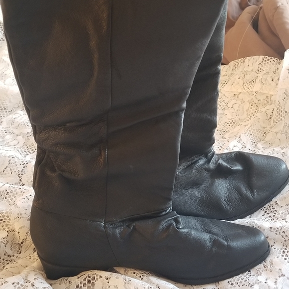 Simple Black Boots - Picture 2 of 2